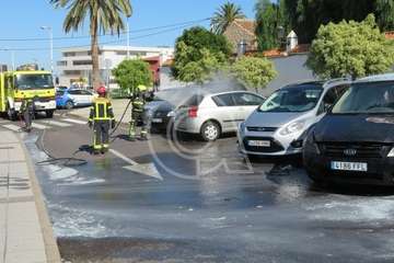 Los bomberos sofocan el incendio de un vehículo en San Juan  (Foto TA)